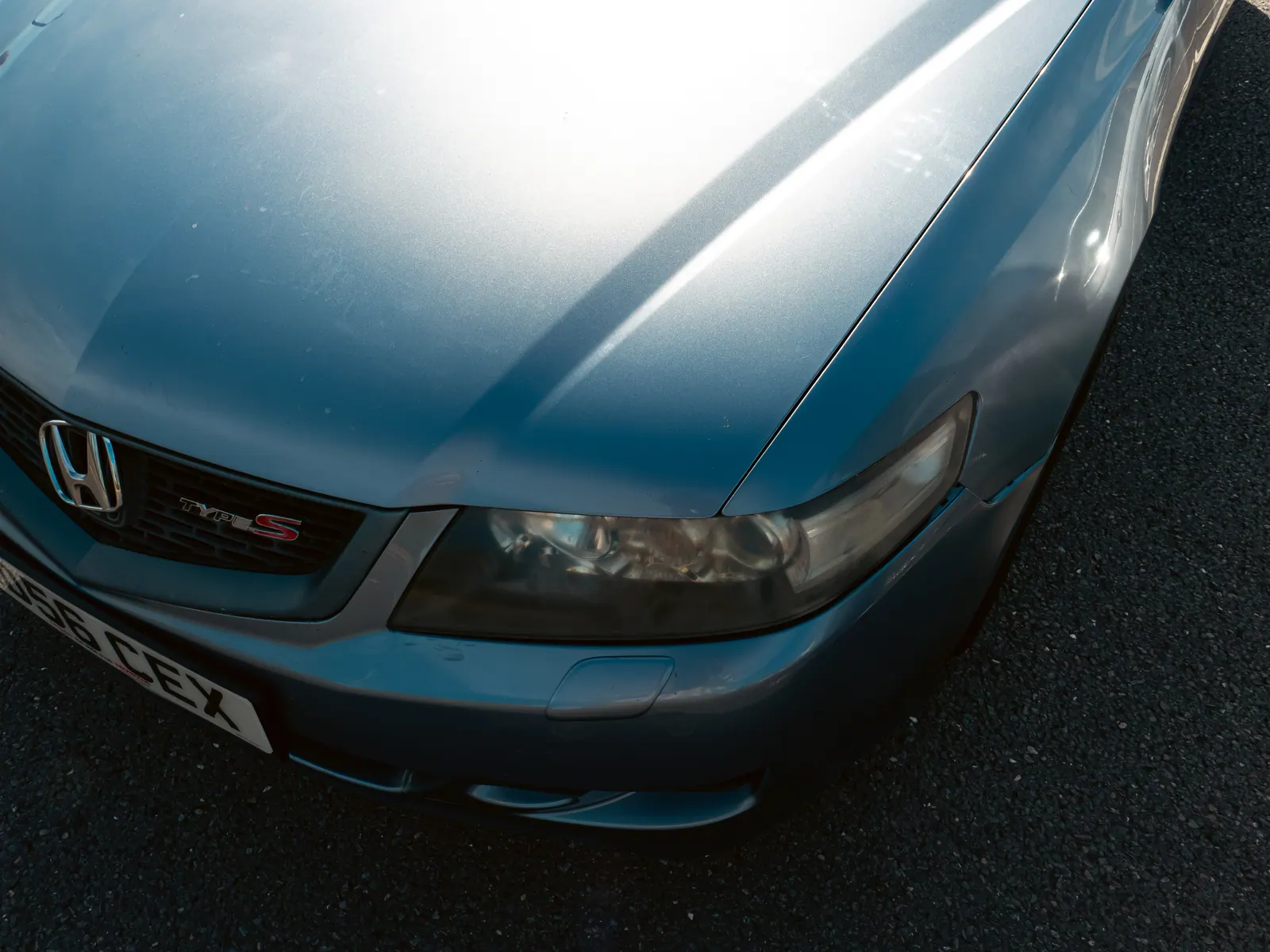 Front corner and badge of a grey Honda Accord